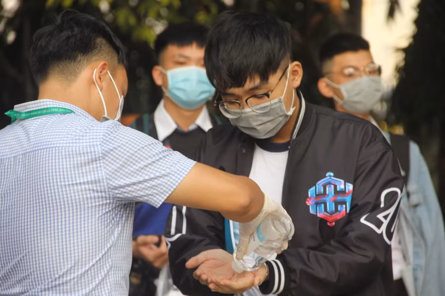 Học sinh rửa tay sát khuẩn trước khi vào trường. Ảnh minh hoạ