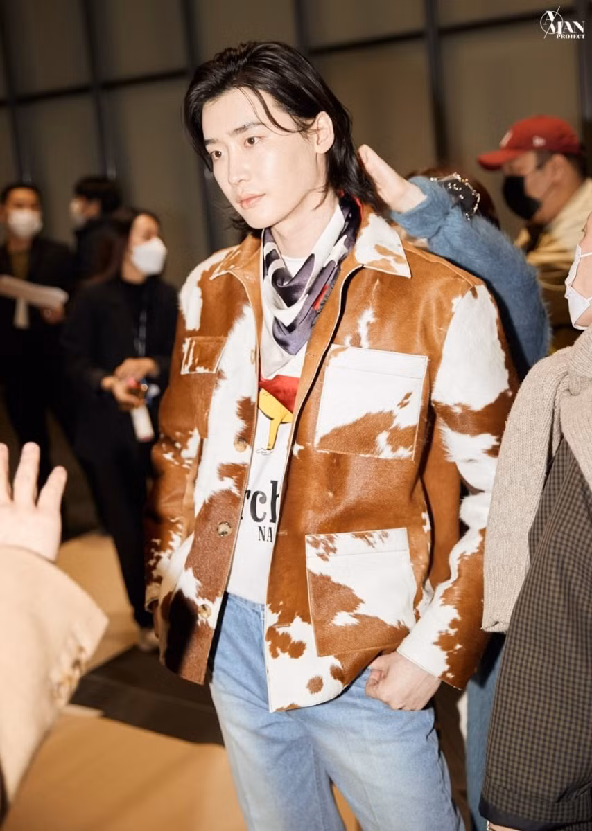 Lee Jong Suk xuất hiện ấn tượng tại Tuần lễ thời trang Seoul 2021 ảnh 9