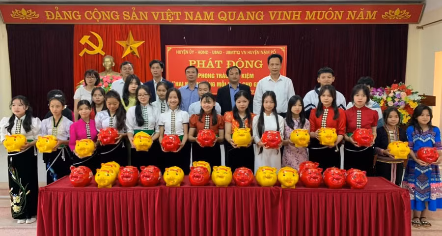Cán bộ, công chức huyện Nậm Pồ hưởng ứng phong trào “Tiết kiệm hai nghìn đồng mỗi ngày cho giáo dục”.