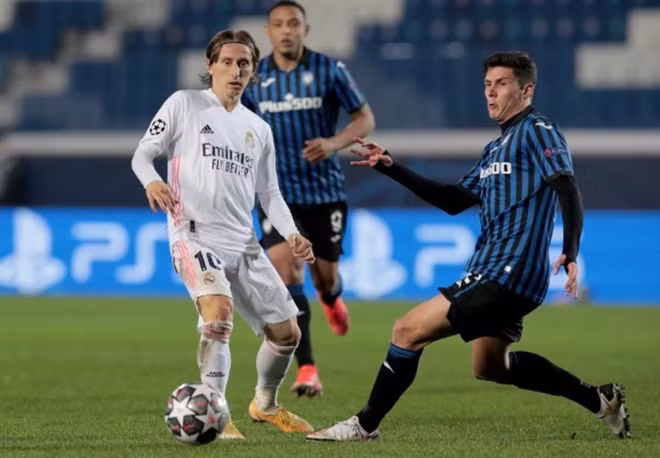 Atalanta phòng ngự kiên cường trong cảnh thiếu người từ sớm.