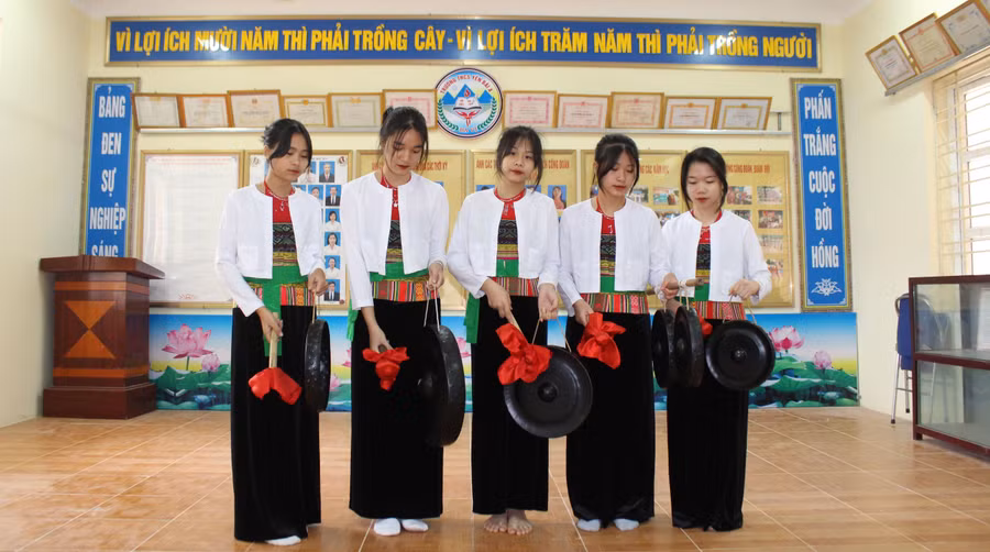 Học sinh Trường THCS Yên Bài A được truyền lửa đam mê văn hóa Mường. Ảnh: Đăng Chung Học sinh Trường THCS Yên Bài A được truyền lửa đam mê văn hóa Mường. Ảnh: Đăng Chung