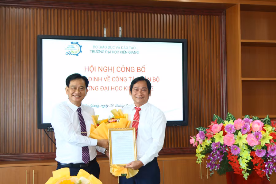 TS Nguyễn Tuấn Khanh - Bí thư Đảng ủy, Chủ tịch Hội đồng Trường ĐH Kiên Giang trao Nghị quyết giao nhiệm vụ Phó Hiệu trưởng phụ trách Trường ĐH Kiên Giang cho TS Nguyễn Văn Thành.