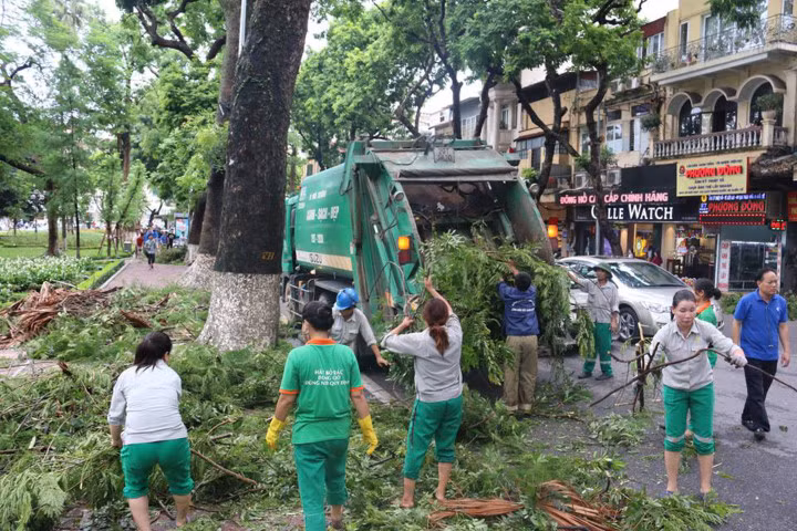 Hà Nội: 773 tấn rác được thu dọn sau cơn bão số 1