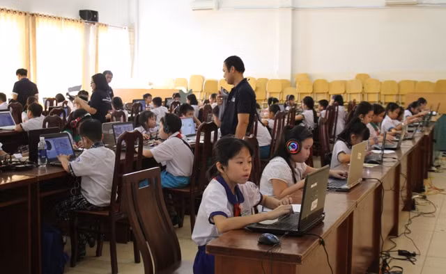HS tiểu học TP Cần Thơ đang học lập trình trên máy tính. Ảnh: T.G