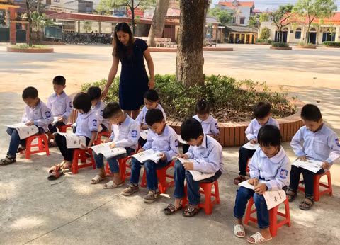 Cô giáo Lê Thị Nết hạnh phúc cùng học trò trong chương trình truyền hình thực tế “Thầy cô chúng ta đã thay đổi”. Ảnh: NVCC
