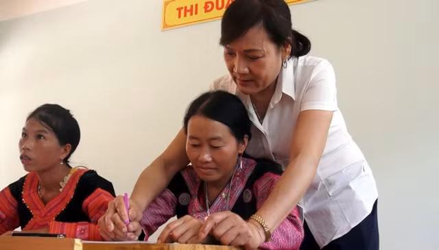 Lớp xóa mù chữ cho người lớn. Ảnh: T.G Lớp xóa mù chữ cho người lớn. Ảnh: T.G