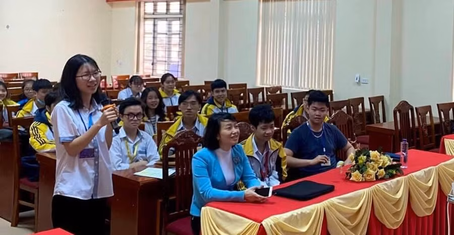Vũ Thuỳ Dung cùng bạn chia sẻ phương pháp học tập hiệu quả. Ảnh: NVCC