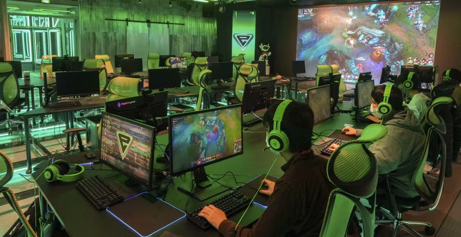 Dàn máy tính cấu hình cao tại Trường Trung học eSports, Nhật Bản. Ảnh: NYT