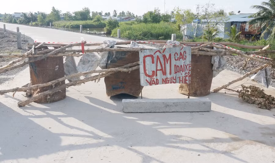 Địa phương kết hợp với đơn vị thi công rào chắn, gắn biển báo nguy hiểm đoạn đê sụt lún