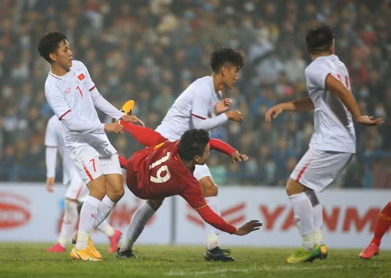 Quang Hải thi đấu chói sáng và có siêu phẩm nâng tỷ số lên 2-1 cho tuyển Việt Nam.