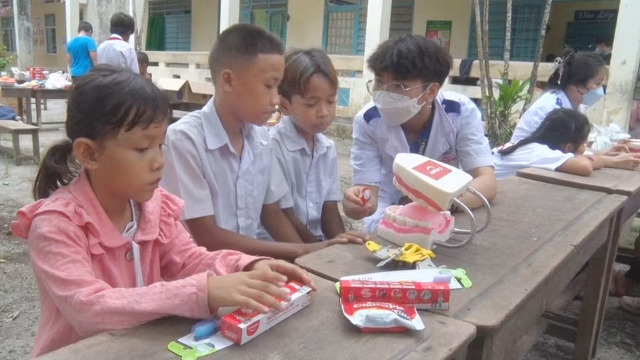 Tư vấn sức khỏe răng miệng cho học sinh Khmer khó khăn.