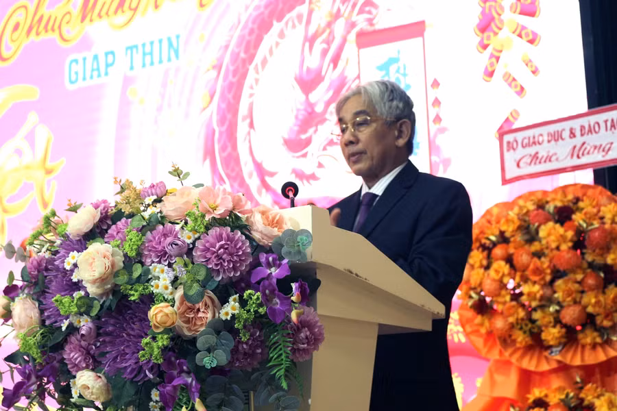 PGS.TS Lương Minh Cừ - Bí thư Đảng ủy, Hiệu trưởng Trường ĐH Cửu Long phát biểu tại buổi lễ.