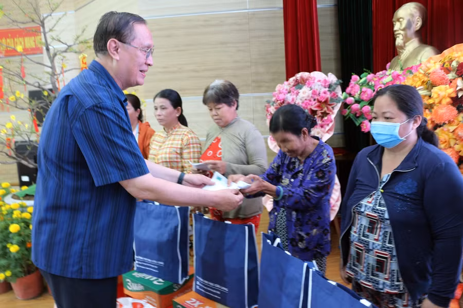 TS Nguyễn Thanh Dũng - Phó Hiệu trưởng Trường ĐH Cửu Long trao quà Tết cho hộ nghèo, hộ gia đình hoàn cảnh khó khăn.