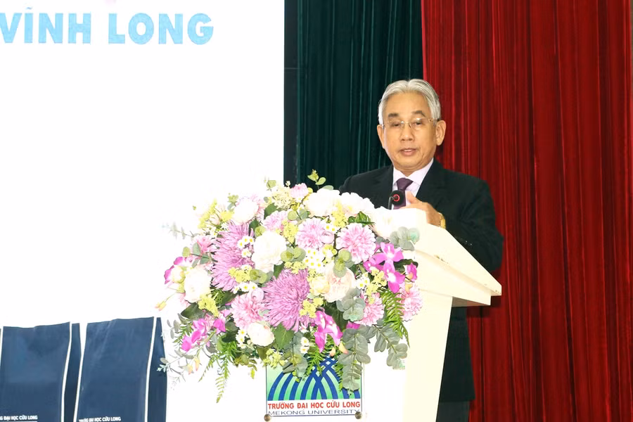 PGS.TS Lương Minh Cừ - Bí thư Đảng ủy, Hiệu trưởng Trường ĐH Cửu Long phát biểu tại buổi trao quà.