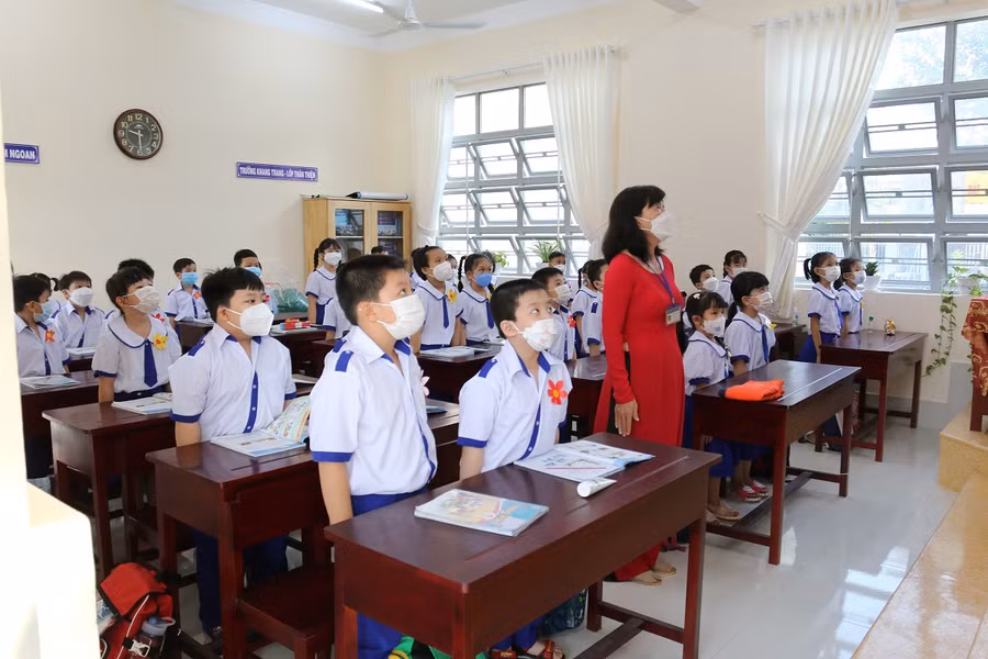 Chào cờ đầu tuần tại lớp.