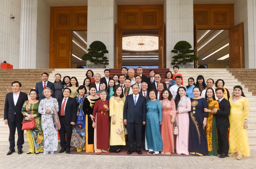 Thủ tướng Nguyễn Xuân Phúc gặp mặt đoàn công tác Quỹ Vừ A Dính và câu lạc bộ ‘vì Hoàng Sa – Trường Sa thân yêu’.