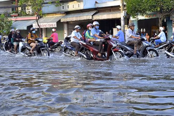 Triều cường gây ngập nặng trên đường Huỳnh Tân Phát. Ảnh: Tuấn Anh/TTXVN.