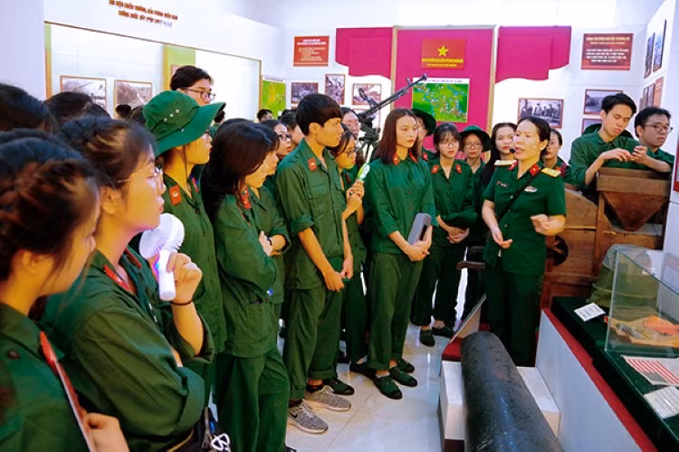 Giáo dục truyền thống với thế hệ trẻ cần sinh động, trực tiếp. Ảnh: IT