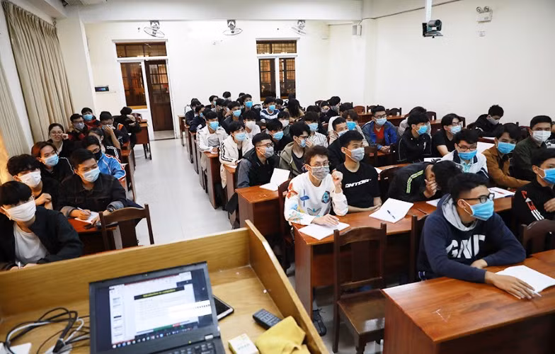 SV Trường ĐH Duy Tân thực hiện các biện pháp phòng, chống dịch Covid - 19 khi học tập trung tại trường. Ảnh: TG