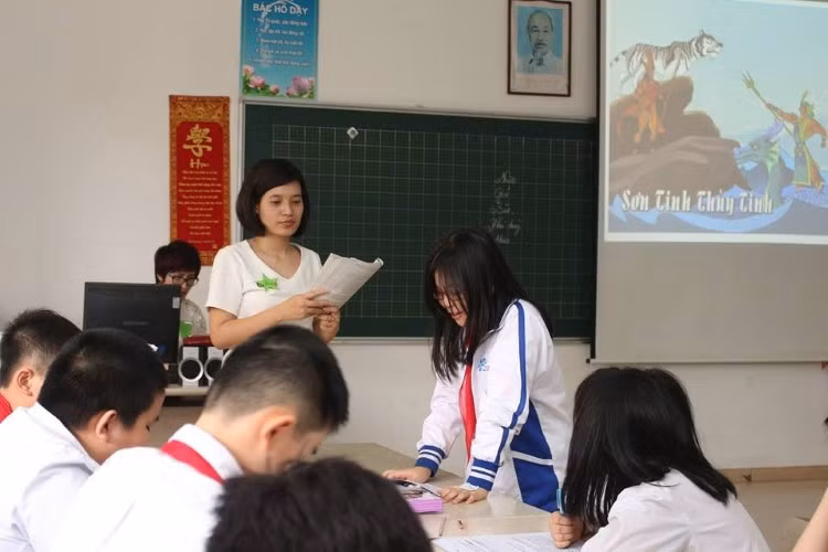 Cô và trò Trường THCS - THPT Ban Mai. Ảnh: NTCC