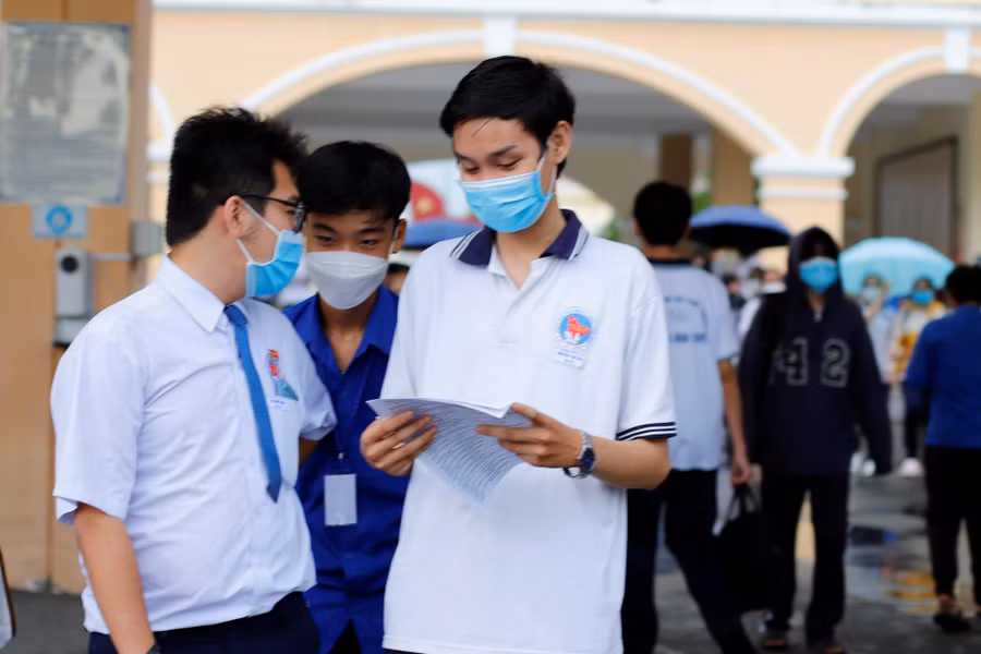 Thí sinh Tiền Giang trao đổi bài sau giờ thi.