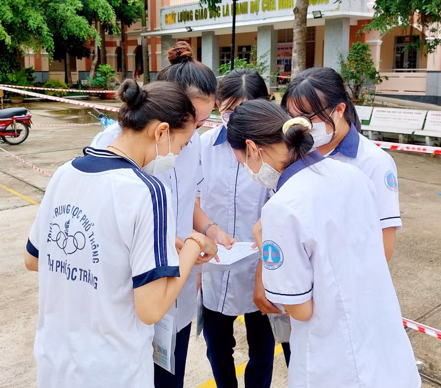 Thí sinh Sóc Trăng trao đổi sau giờ làm bài thi.