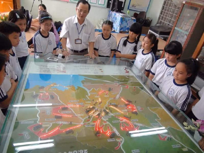 Học Lịch sử trên sa bàn tại Trường Tiểu học Lê Lợi, thành phố Long Xuyên, tỉnh An Giang.