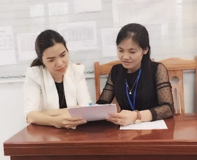 Cô Nguyễn Thị Lệ (bên phải) cùng cô giáo Bùi Thị Hồng Hạnh – người viết bài về mình. Ảnh: NVCC