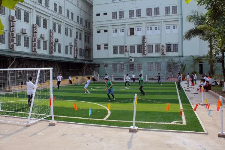 HS Trường Nguyễn Bỉnh Khiêm (Hà Nội) tập luyện môn bóng đá.