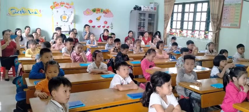 Phụ huynh lớp 1 cùng vào lớp học với con tại Trường Tiểu học Pom Hán (thành phố Lào Cai – Lài Cai). Ảnh: NTCC