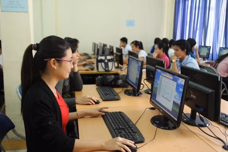 Tin học đã là môn học bắt buộc trong các chương trình đào tạo GV. Ảnh minh họa