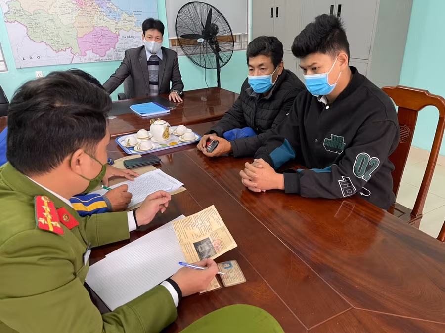 Lực lượng chức năng làm việc với tài xế.