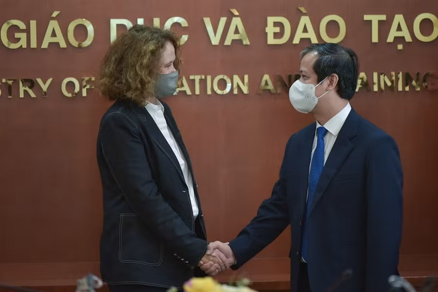 Bộ trưởng Bộ GD&ĐT Nguyễn Kim Sơn và bà Carolyn Turk, Giám đốc Ngân hàng Thế giới tại Việt Nam.