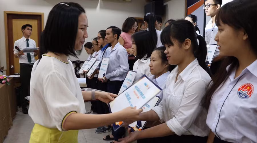 Trao tặng những suất học bổng ý nghĩa cho sinh viên Trao tặng những suất học bổng ý nghĩa cho sinh viên
