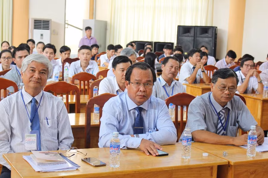 Lãnh đạo Sở GD&ĐT Cà Mau và Bà Rịa - Vũng Tàu dự khai mạc kỳ thi. Lãnh đạo Sở GD&ĐT Cà Mau và Bà Rịa - Vũng Tàu dự khai mạc kỳ thi.