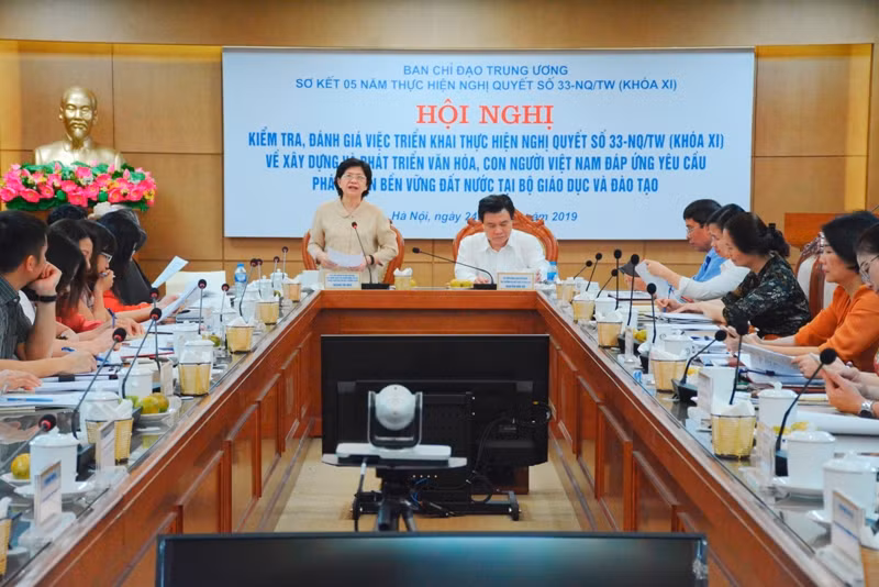Bà Hoàng Thị Hoa, Phó Chủ nhiệm Ủy ban Văn hóa, Giáo dục, Thanh niên, Thiếu niên và Nhi đồng của Quốc hội phát biểu tại hội nghị