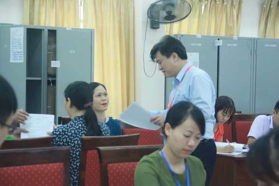 Thứ trưởng Nguyễn Hữu Độ trao đổi với cán bộ trong Tổ Thư ký Thứ trưởng Nguyễn Hữu Độ trao đổi với cán bộ trong Tổ Thư ký