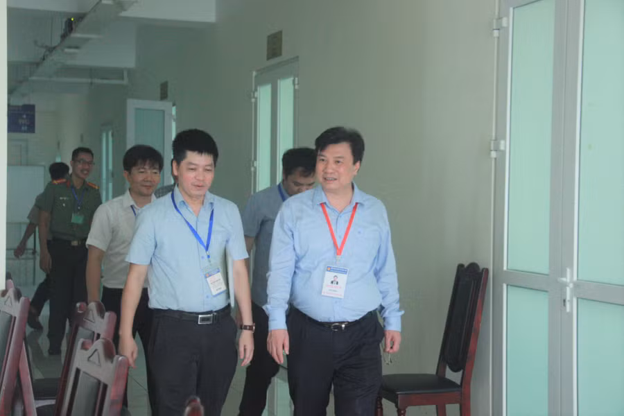 Thứ trưởng Nguyễn Hữu Độ kiểm tra khu vực chấm thi trắc nghiệm của Hà Nội Thứ trưởng Nguyễn Hữu Độ kiểm tra khu vực chấm thi trắc nghiệm của Hà Nội