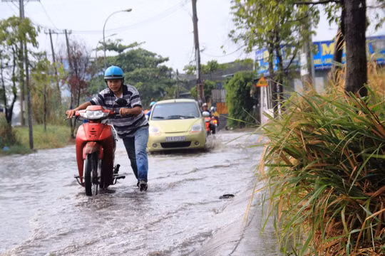  Một người đàn ông phải dắt xe trên đường Linh Đông do bị chết máy 