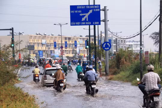  Theo người dân địa phương, tuyến đường Linh Đông hễ có mưa là ngập 