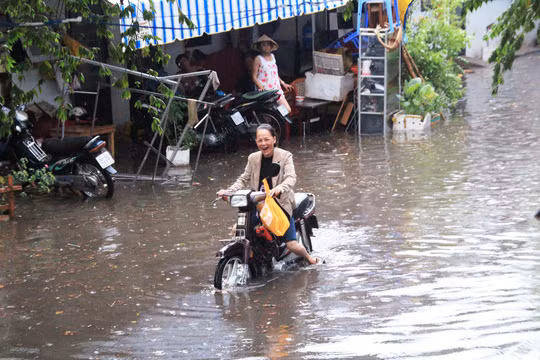  Mới mưa đầu mùa nhưng người Sài Gòn đã phải bì bõm lội nước 