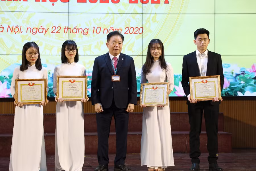 PGS.TS.NGƯT Nguyễn Trọng Cơ trao bằng khen cho các tân sinh viên có thành tích xuất sắc trong kì thi đại học vừa qua.