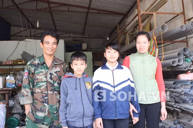 Vợ chồng anh Chính, chị Loan và hai con Rô Lan Hương, Rô Man Đức.