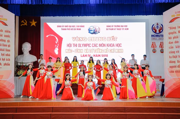 Văn nghệ mở màn cho vòng chung kết