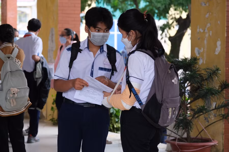 Thí sinh trao đổi sau khi hoàn thành bài thi môn Ngoại ngữ chiều 7/6.