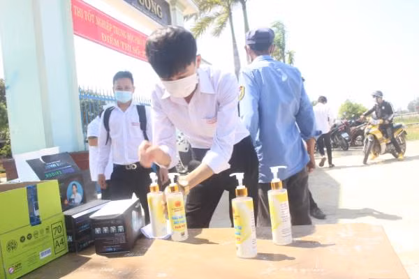 Các điểm thi tại Quảng Nam đều trang bị đầy đủ nước rủa tay diệt khuẩn ngay tại cổng trường thi