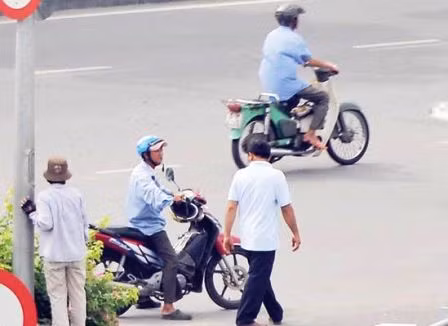  Lực lượng xe ôm bám theo khách dai như đĩa 
