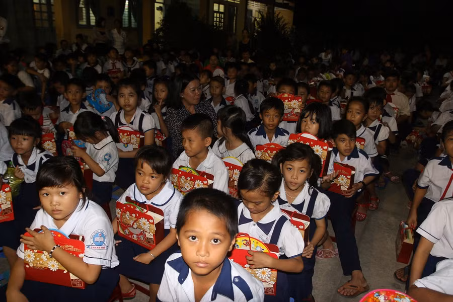 Học sinh hoàn cảnh khó khăn được nhận quà Trung thu.