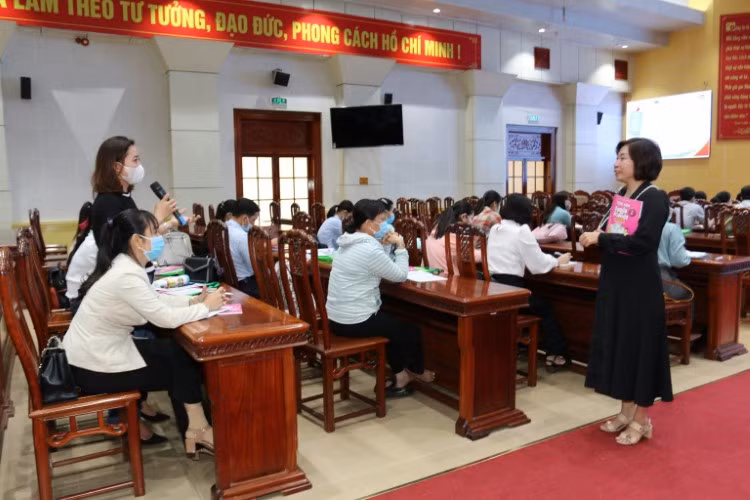 Giáo viên tiểu học tỉnh Tiền Giang trao đổi tại khóa tập huấn SGK lớp 2 môn Tiếng Anh. Ảnh: X. Uyên