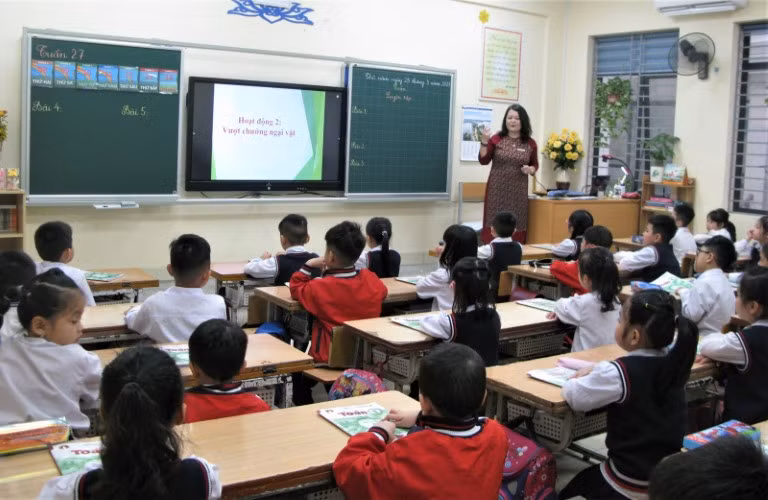 Giờ học đổi mới, sáng tạo của cô, trò lớp 1 Trường Tiểu học Hoàng Diệu (quận Ba Đình).